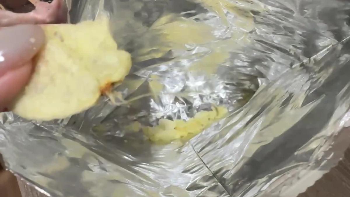 嚇!女子吃洋芋片發現長了鬚鬚。(圖/當事人提供)