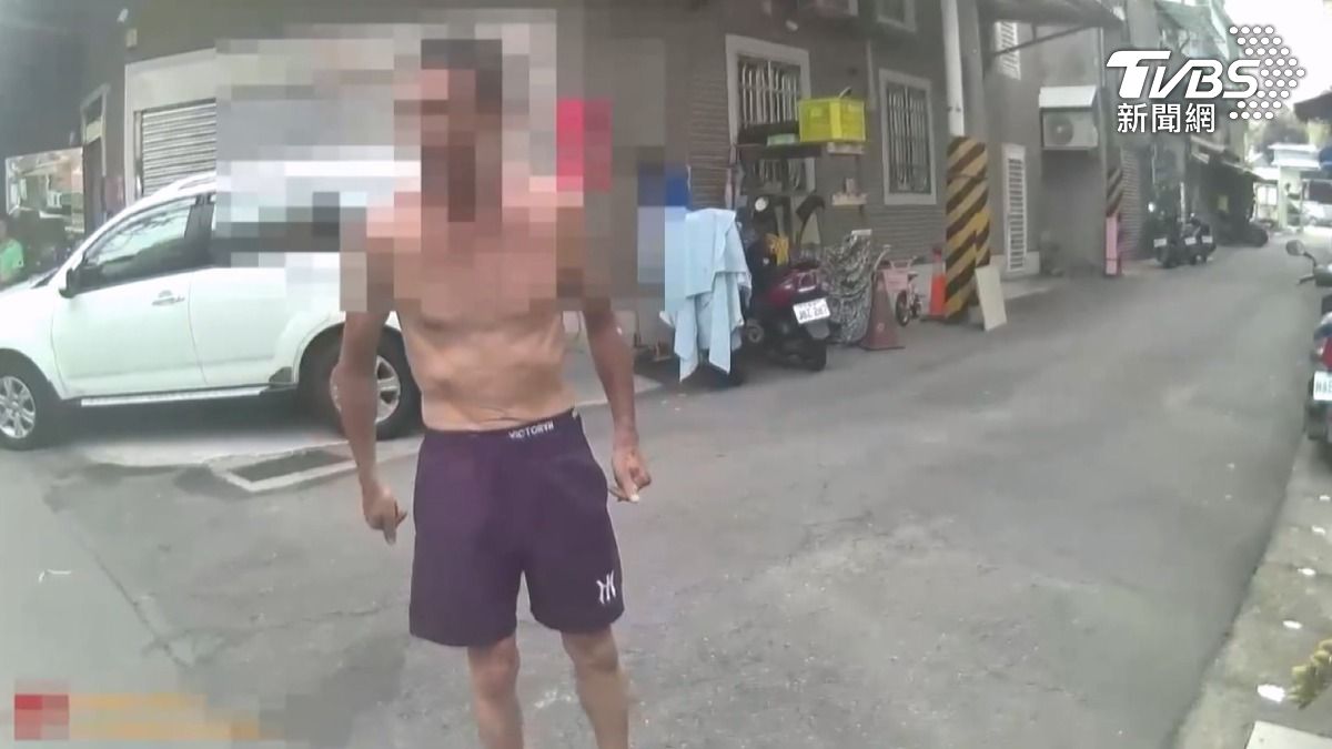 醉漢持菜刀站路口咆哮,警方出動快打部隊9人到場壓制。(圖/TVBS)