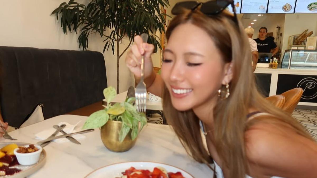 小S大女兒Elly解放身材,均勻小麥膚色美翻。(圖/翻攝自IG)