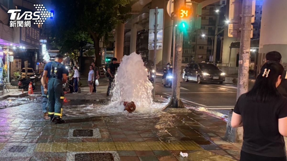北市街道現湧泉!吊車撞斷消防栓 自來水狂噴半小時