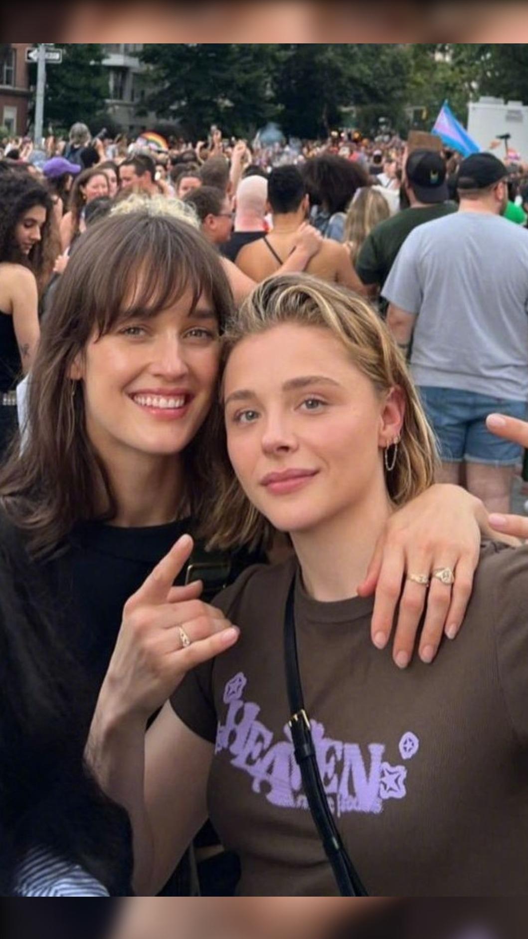 克蘿伊摩蕾茲和凱特哈里森感情穩定甜蜜。(圖/翻攝自IG)