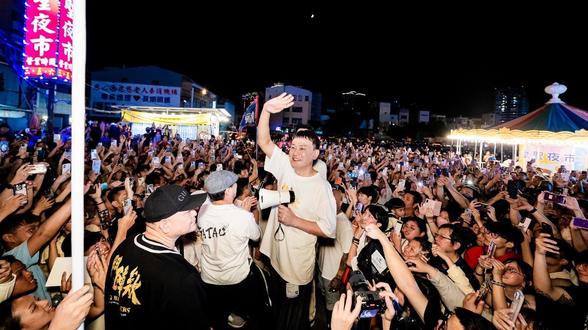 王識賢夜市開唱。(圖/曼尼娛樂提供)