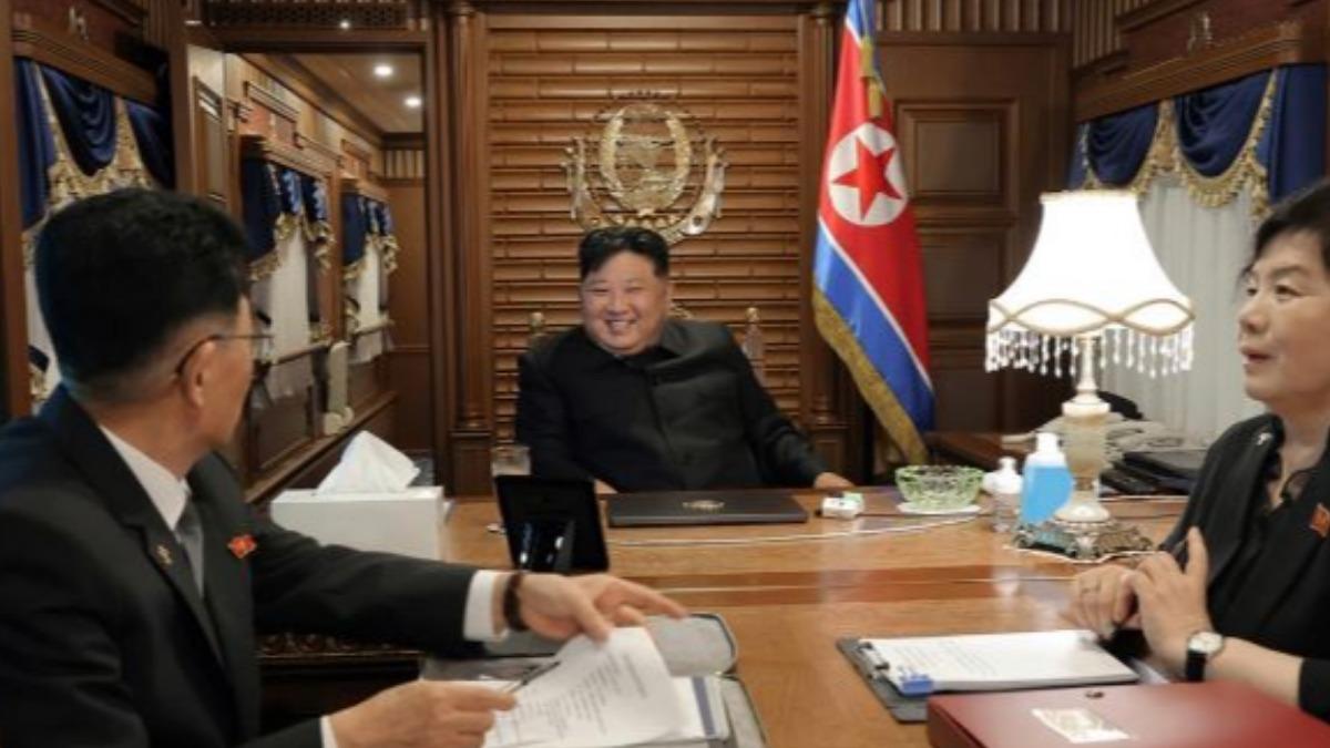 北韓外務相崔善姬(右)跟著金正恩前往中國。(圖/取自朝中社)