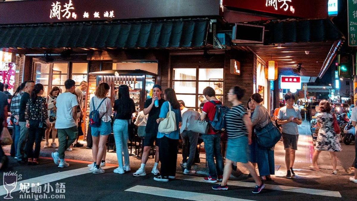 蘭芳麵食館在「遼寧街夜市」的最尾端。(圖/妮喃小語提供)