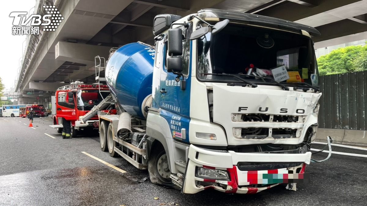 快訊/北市潭美公園旁水泥車、機車碰撞 騎士遭拖行送醫不治