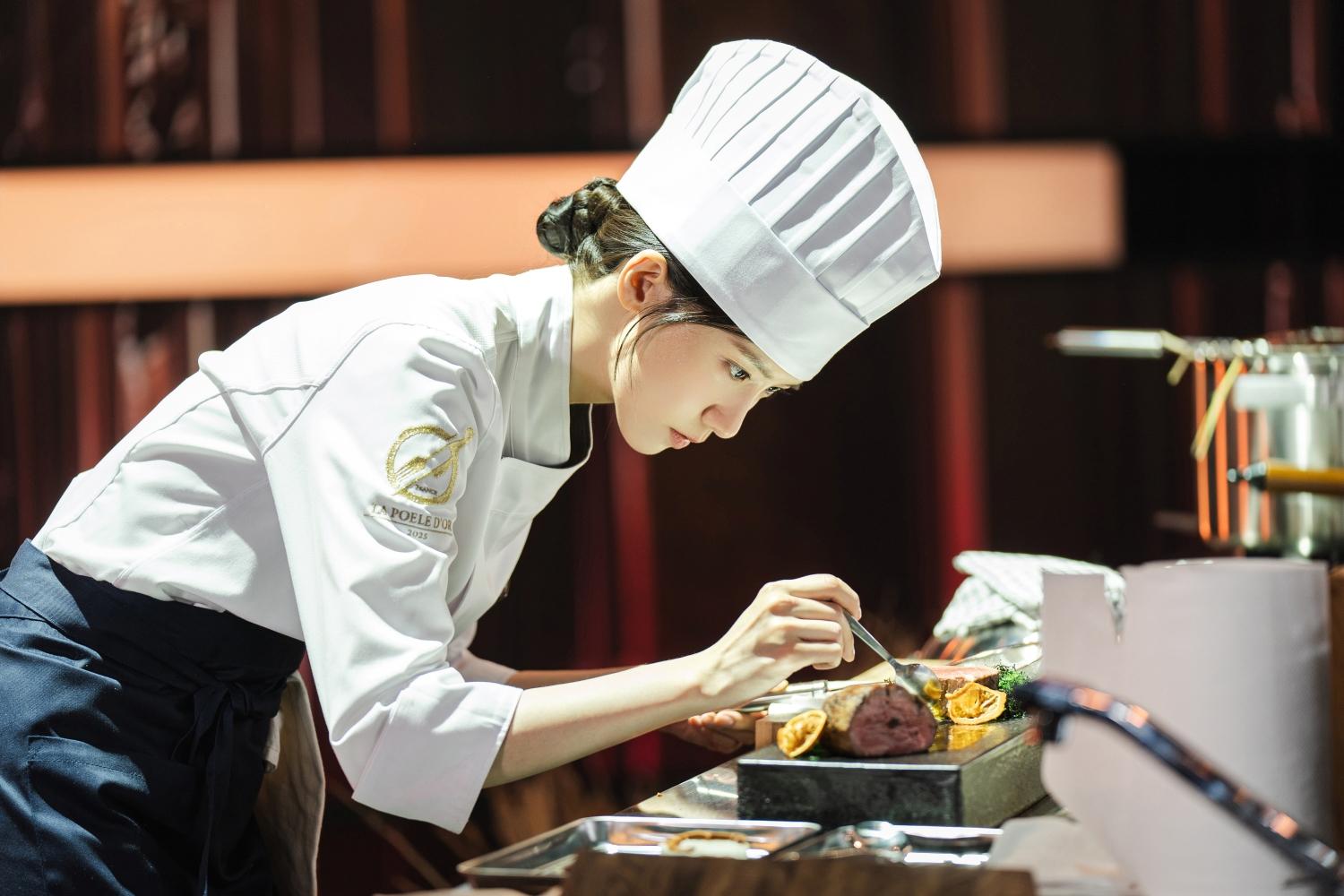 潤娥飾演法國料理廚師,為戲也拜師學藝。(圖/Netflix提供)
