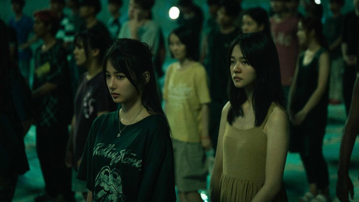 林廷憶(右)、方郁婷(中)、陳昕葳(左)劇中被關在廢墟。 (圖/Netflix提供)