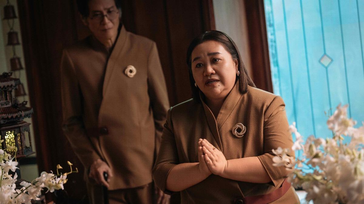 鍾欣凌(右)飾演傅孟柏母親,也是邪教教主。(圖/Netflix提供)