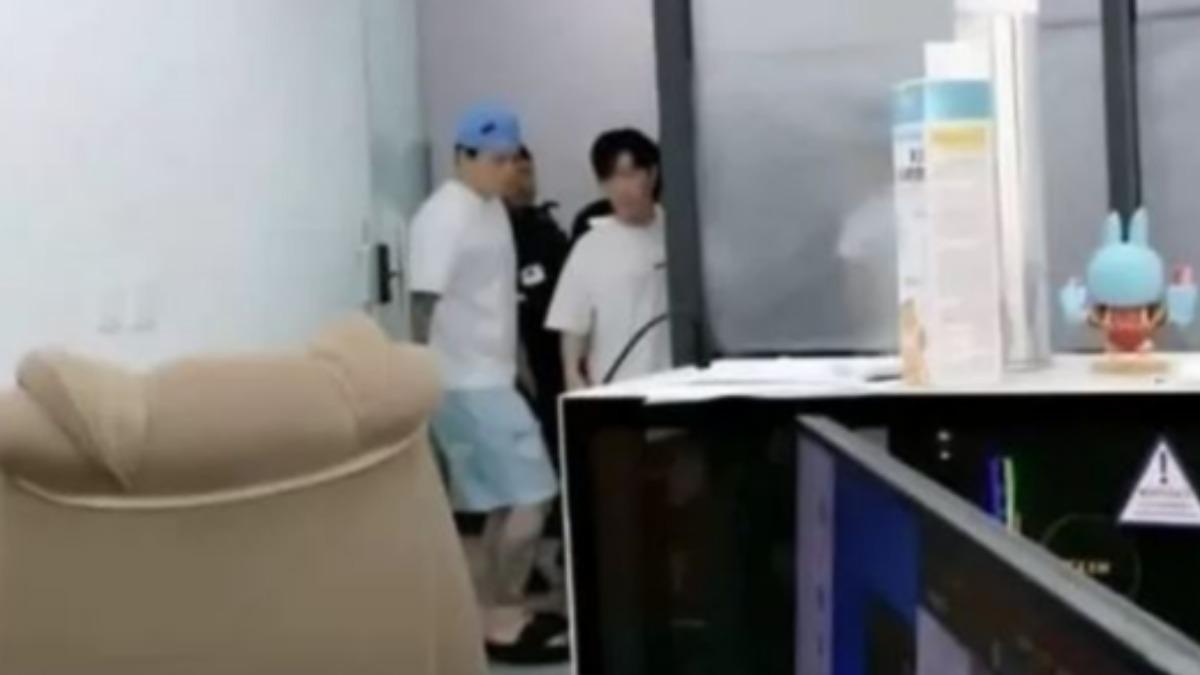 直播進行中時,警察突然來了。(圖/取自韓國論壇)