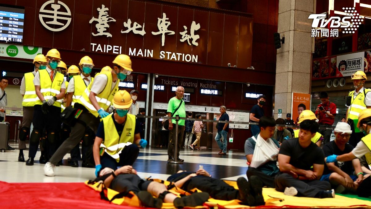 台北車站演練強震後傷患傷勢分類處置與救援。（圖／華子琛攝）