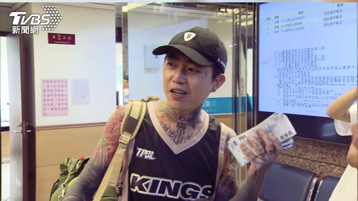 謝和弦因侵權案判賠,到法院提存現金。(圖/TVBS)
