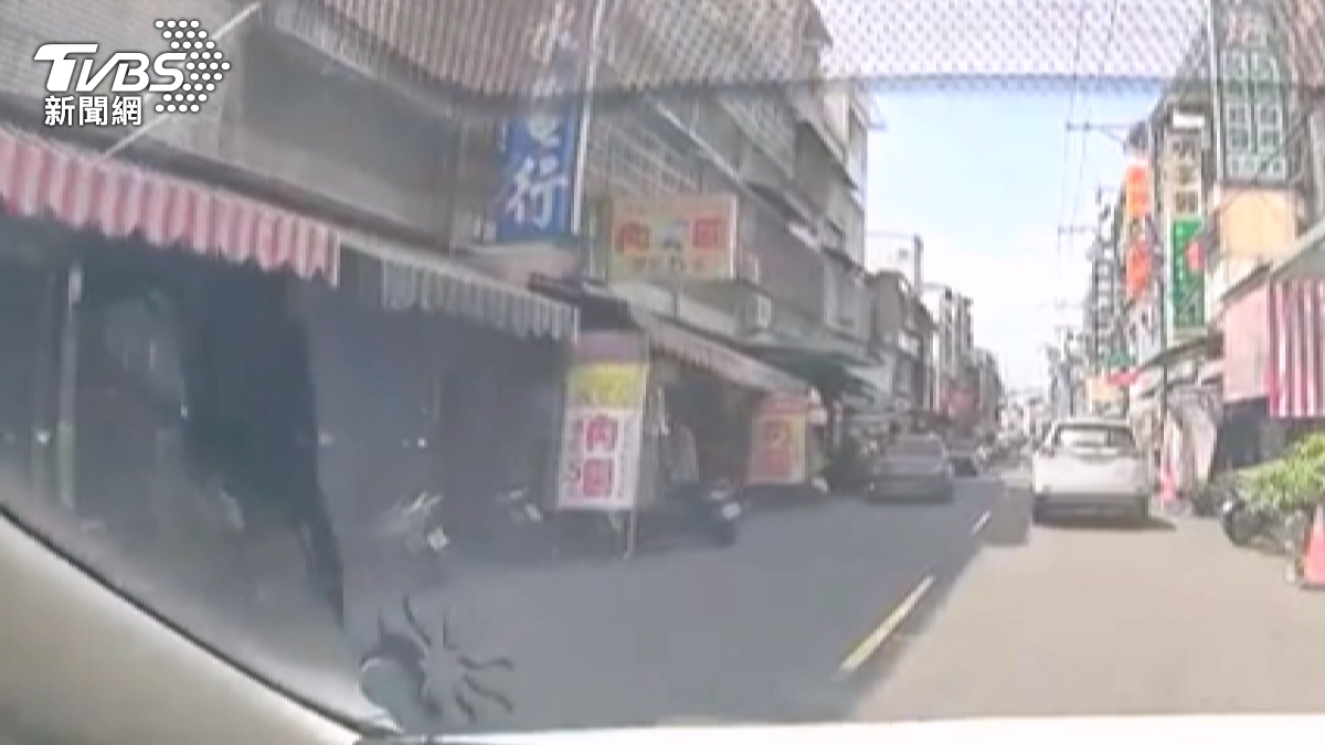 這個交通亂象的源頭是兩家在地經營近40年的肉圓老店。(圖/翻攝YT WoWtchout-地圖型行車影像分享平台)
