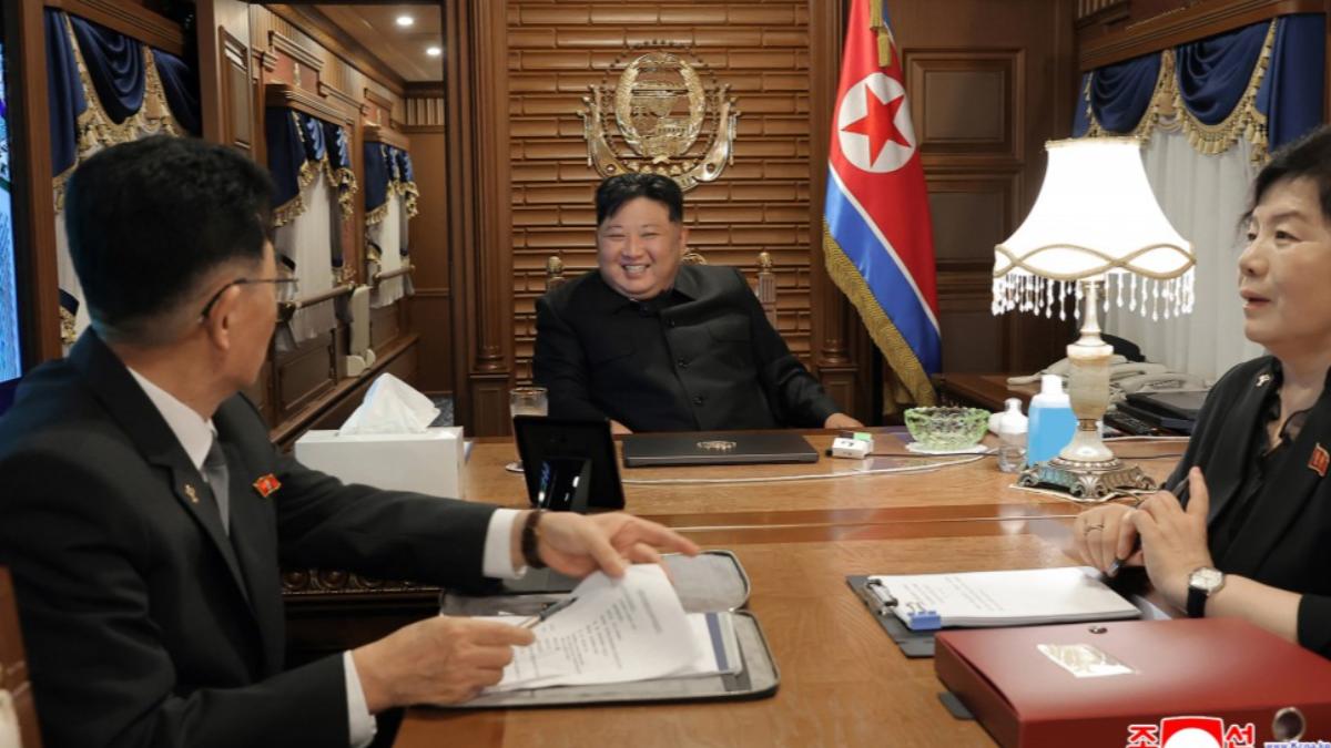 金正恩在火車上笑容滿面,北韓官方罕見即時公布並釋出照片。(圖/朝中社)