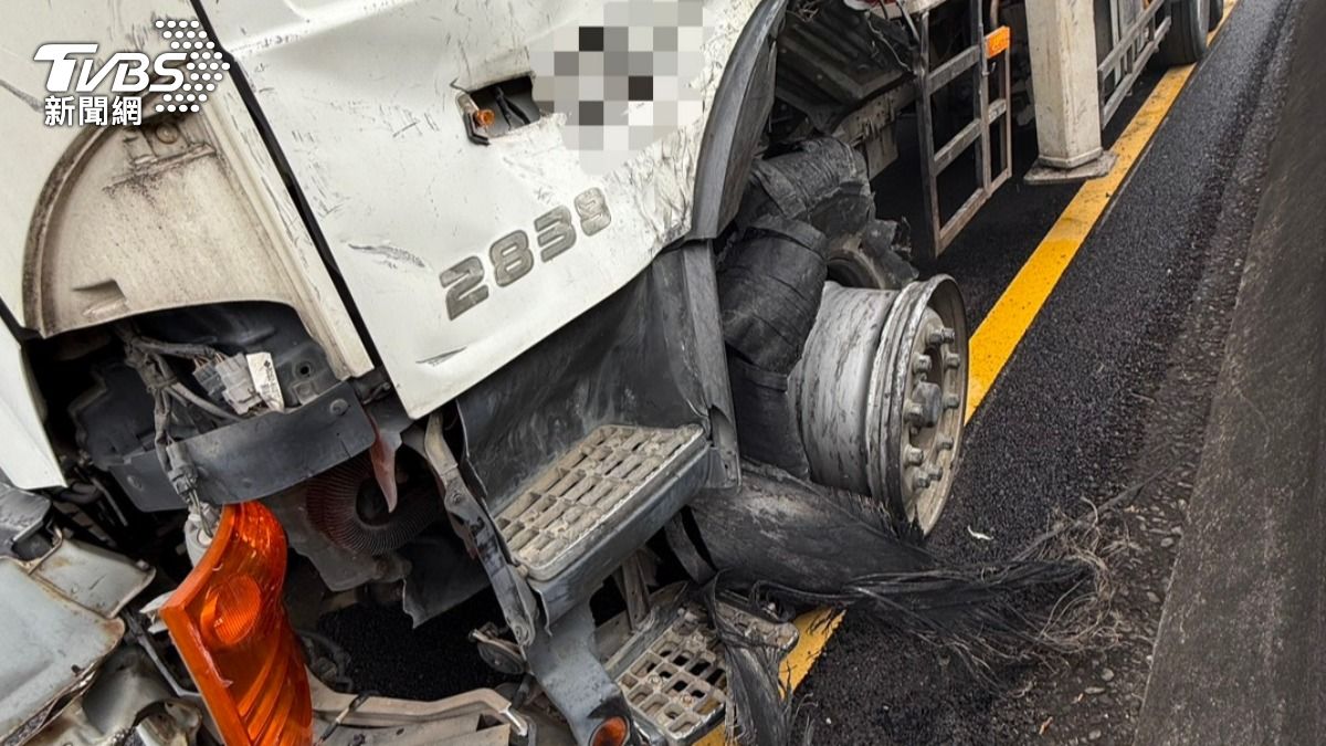 國3驚悚車禍!大貨車爆胎失控狠撞BMW 駕駛受傷送醫