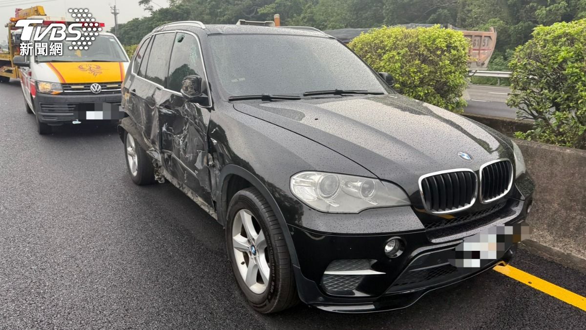 大貨車左前輪突然爆胎導致車輛失控,波及一旁BMW。(圖/TVBS)