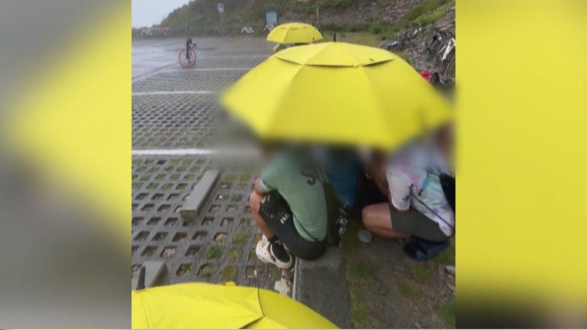 控單車賽超賣接駁　車友武嶺受凍淋雨。(圖／網路翻攝)