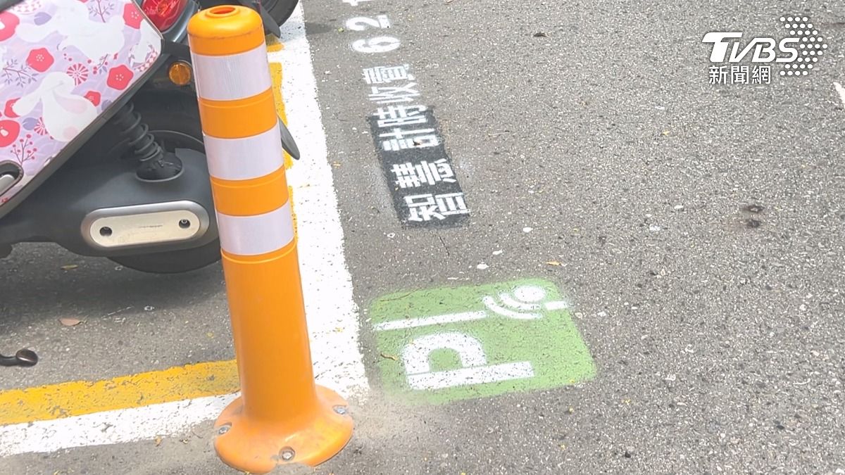 高雄市交通局,預計在商業大樓周邊,推出「智慧機車格」。(圖/TVBS)