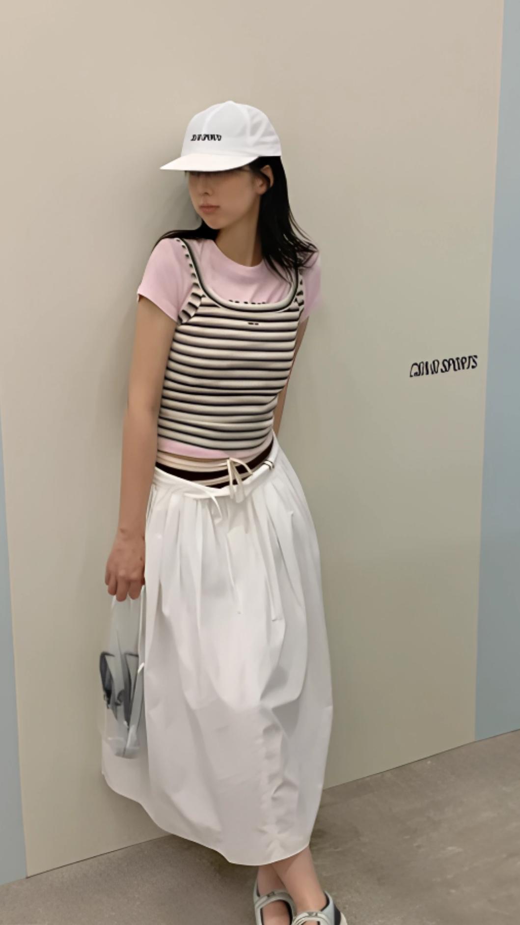 條紋上衣X花苞裙。（圖／翻攝自IG@grovestore_official）