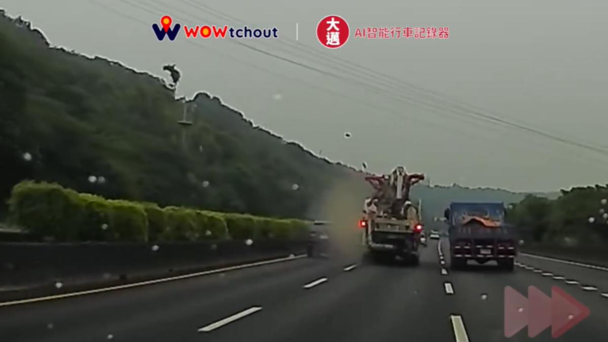 貨車爆胎失控，碰撞休旅車。（圖／翻攝自 WoWtchout - 地圖型行車影像分享平台）