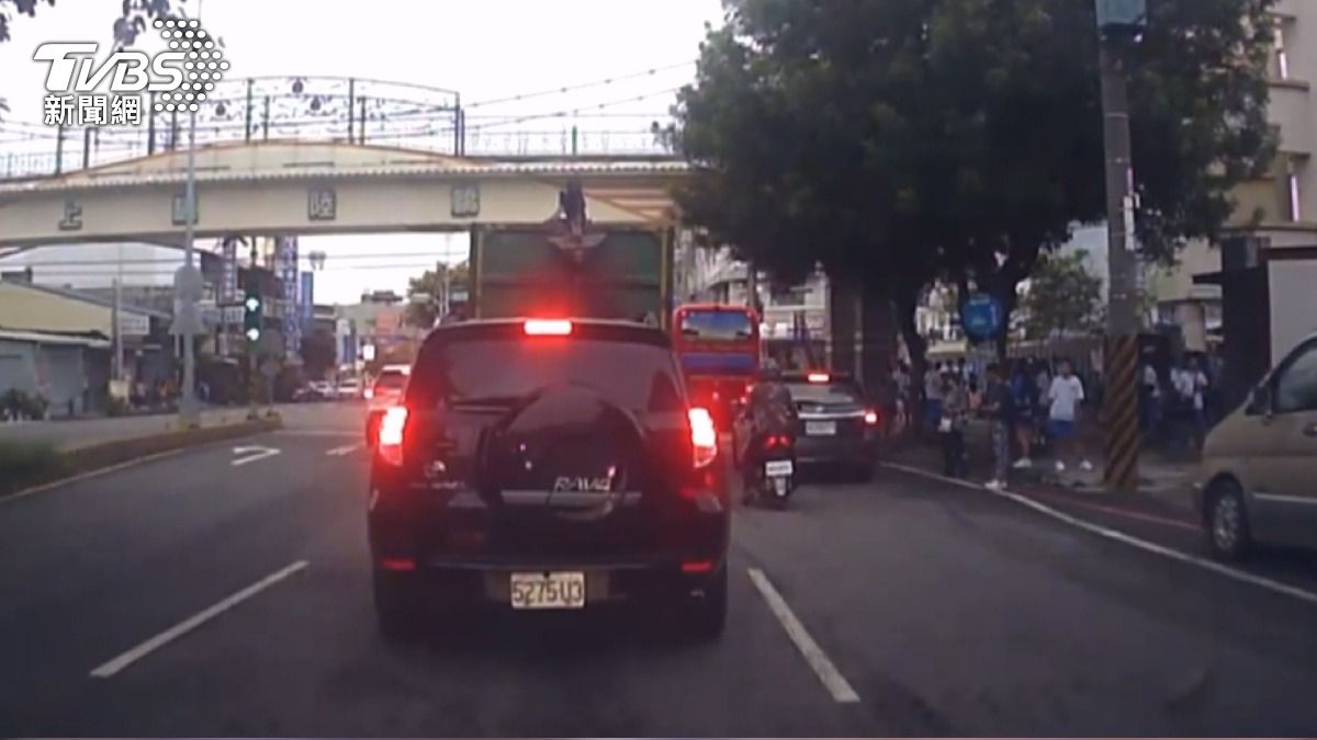 開學首日公車連脫2班！學生焦急苦等　司機1人睡過頭1人請病假。(圖／TVBS)