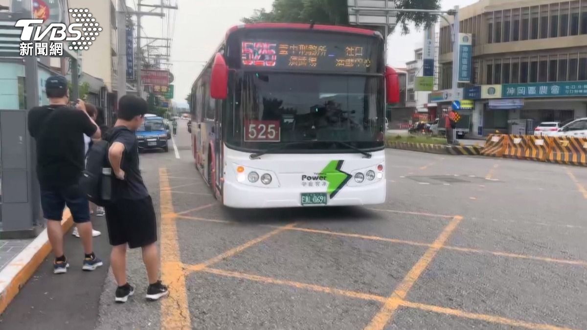 隔天清晨，許多學生和家長再次來到同一公車站等車。(圖／TVBS)