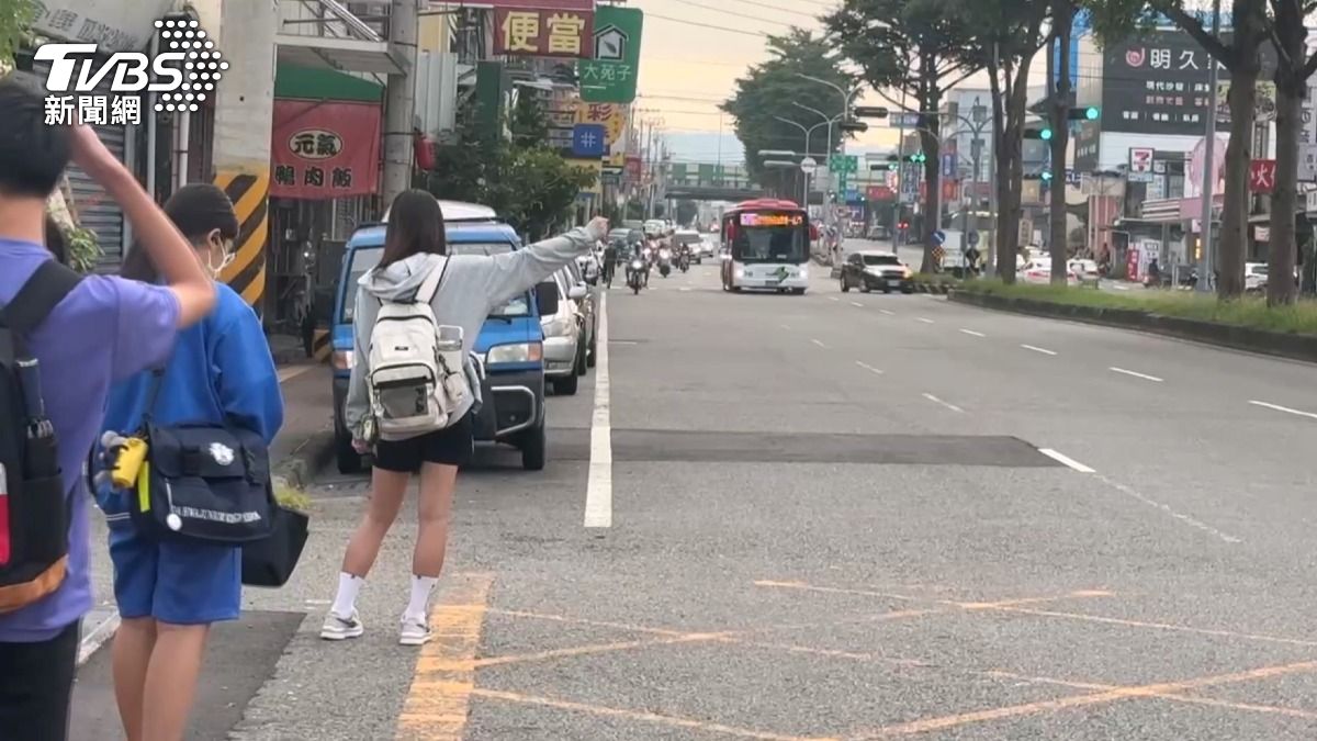 每天清晨都有許多學生依賴公車上學。(圖／TVBS)