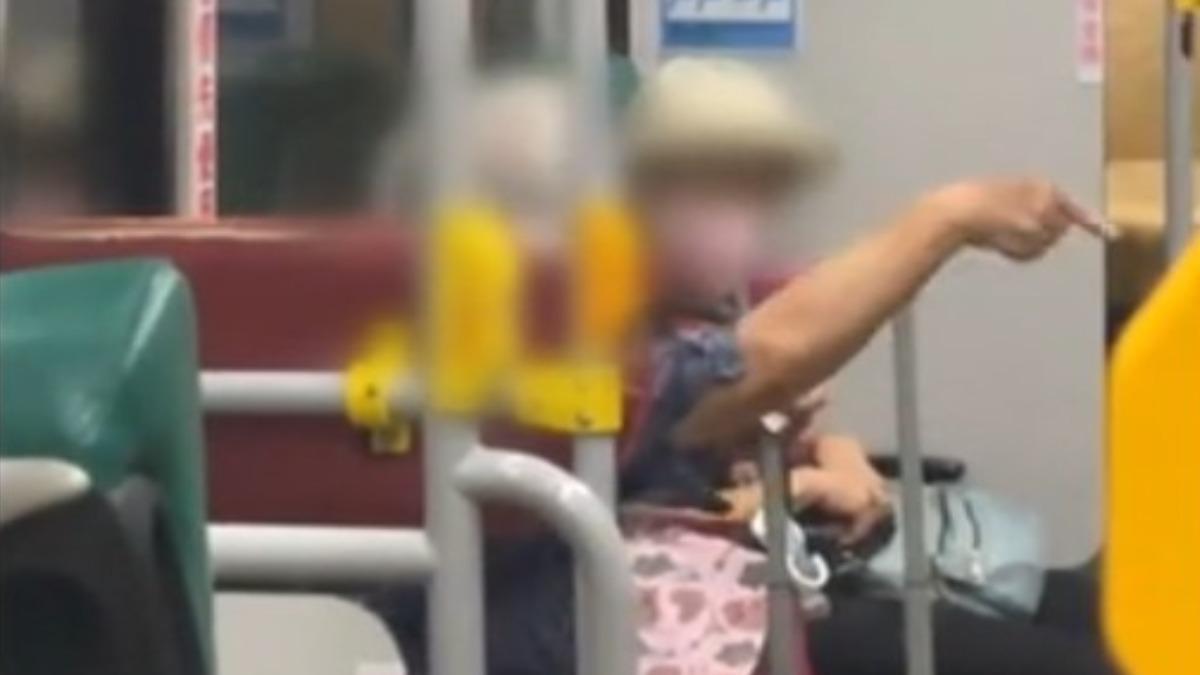 婦人上車後持續怒罵司機三十分鐘。（翻攝自記者爆料網）