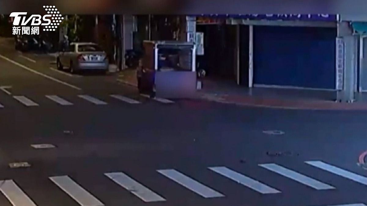 開來貨車，將總價值80萬元的贓物運送至新竹。(圖／TVBS)