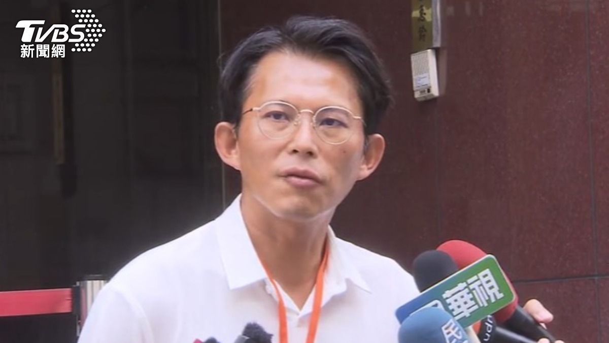 民眾黨主席黃國昌對檢方的詰問方式表示困惑,認為檢察官似乎對都市計畫法不甚熟悉。(圖/TVBS)