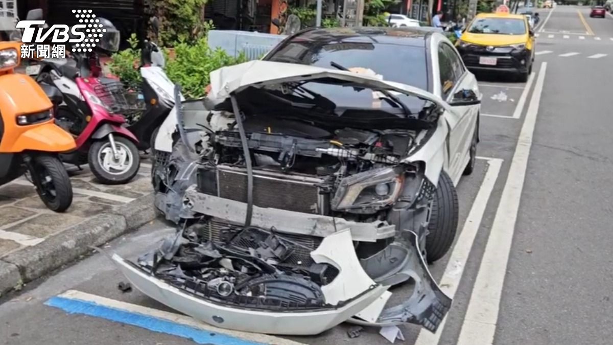 車頭全毀的轎車停在停車格二十幾天。(圖/TVBS)
