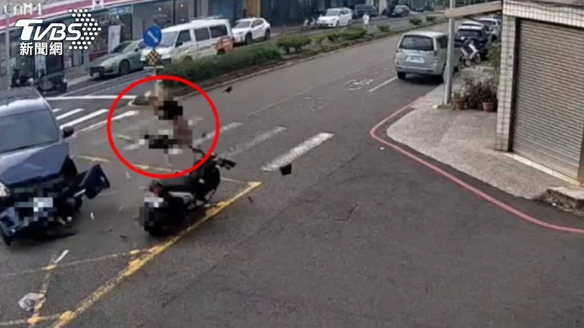 當時一名汽車左轉時，撞飛直行的騎士。（圖／TVBS）