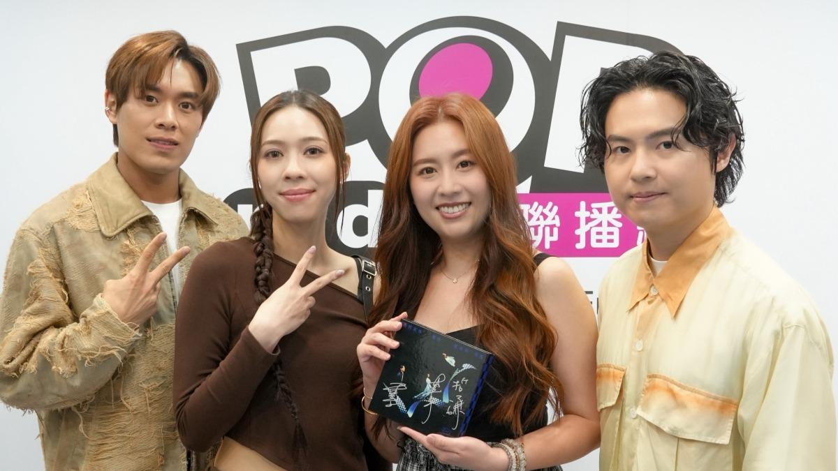 告五人和主持人Emily暢聊新輯以及人生糗事。(圖/POP Radio提供)