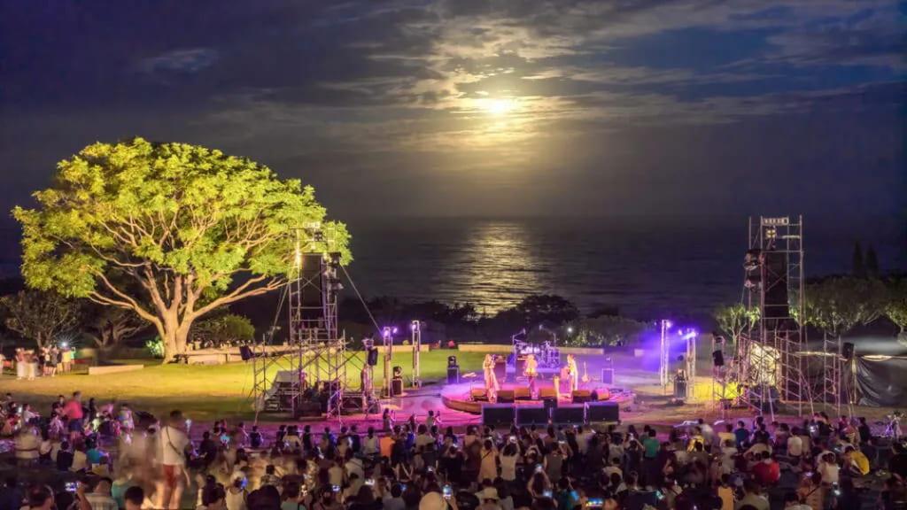 月光．海音樂會，除了音樂表演外，現場還設有創意市集。（圖／台東縣政府提供）