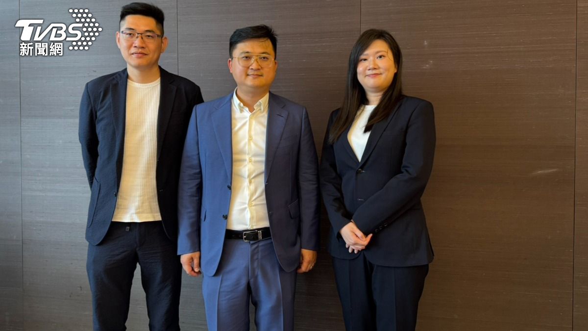格棋化合物半導體董事長張忠傑(中)、業務處長吳義章(左)、人資長賴雅玲(右)。(圖/謝佩穎攝)