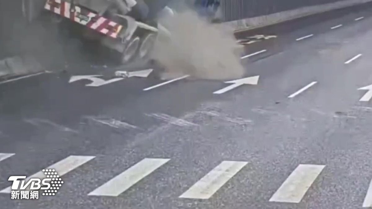 有片／水泥車「高速追撞」女騎士　拖行上百米亡