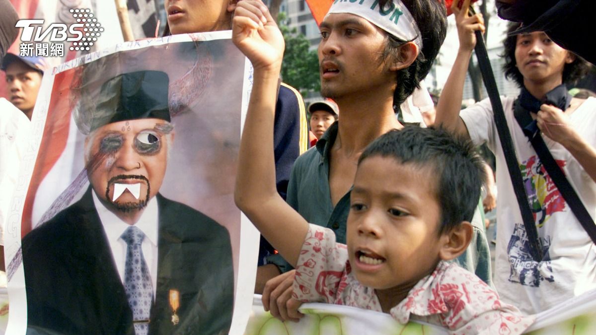 有人認為這次示威活動亂,是重演1998年的「黑色五月」暴動。(圖/達志影像路透社)