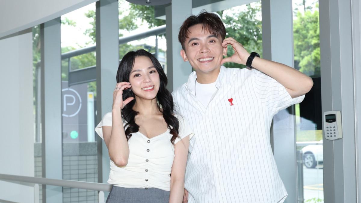 熊熊和黃豪平聯手主持新節目。(圖/戀愛熊天秤提供)