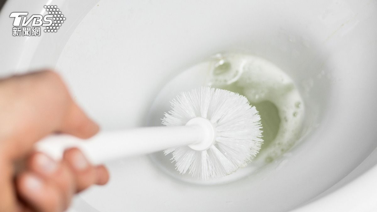 頑強尿垢清不掉「水變混濁」!婆媽激推1神物:黑馬桶秒變白