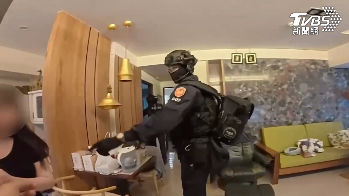 檢警於高雄美術館豪宅區內進行大規模攻堅行動,這處機房是蔡政宜涉案的據點之一。(圖/TVBS)