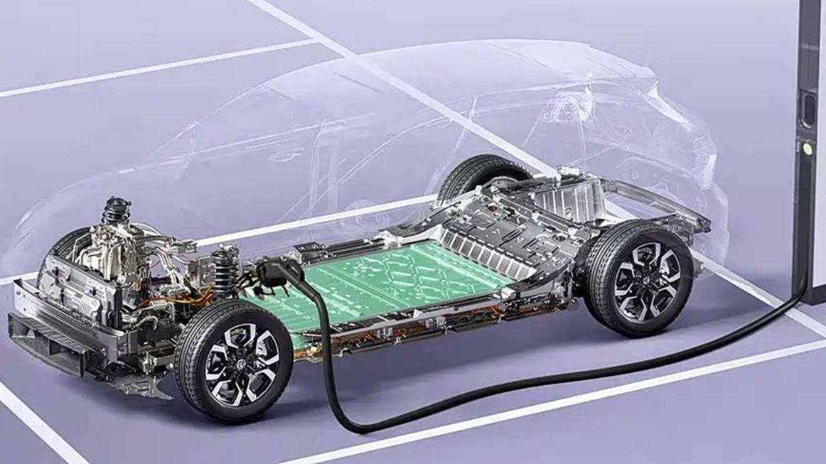 MG4全系搭載120kW(163匹馬力、25.5公斤米扭力)電動馬達。電池部分提供42.8kWh與53.95kWh的磷酸鐵鋰電池組。(圖/MG提供)