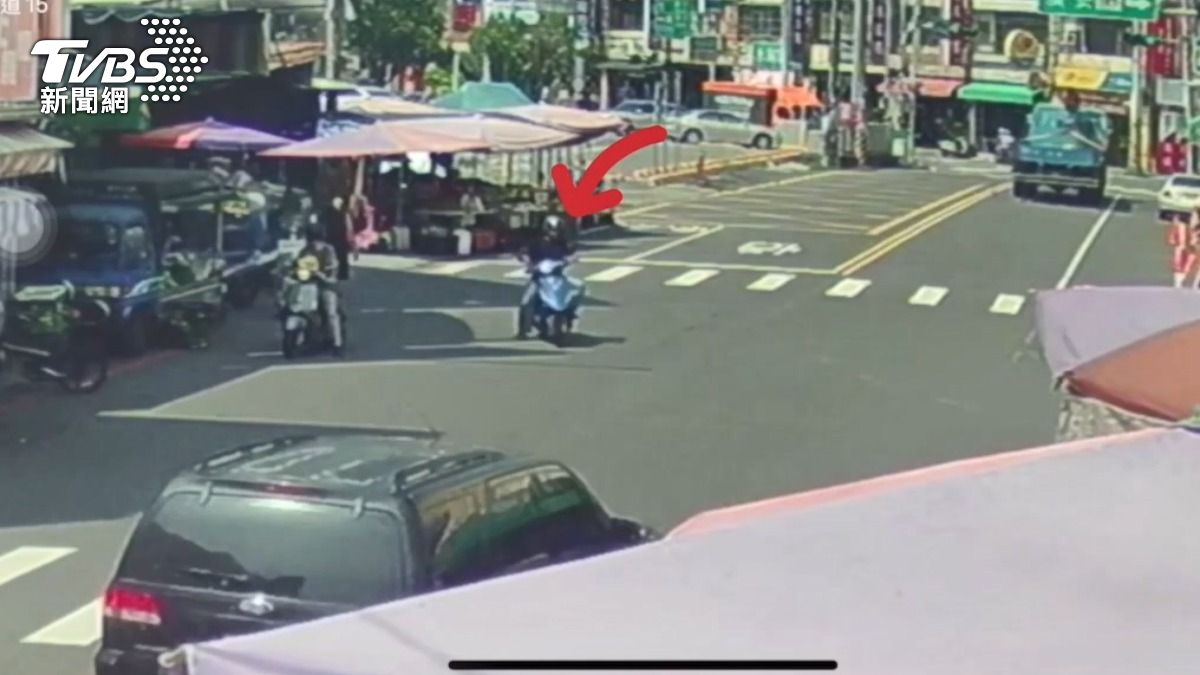 45歲李姓男子騎車經過時,發現置物籃中的長夾,立即取走準備逃離。(圖/TVBS)