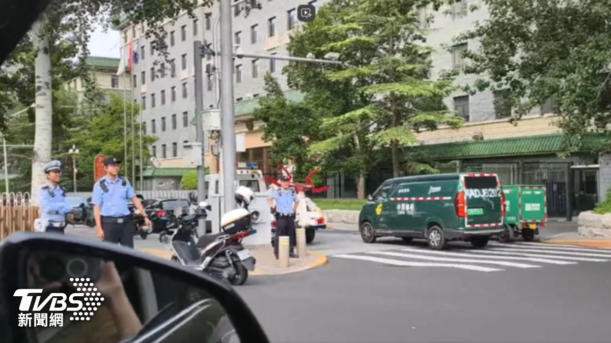 外傳金正恩下榻北京釣魚台國賓館,該區戒備森嚴,每100公尺就設有崗哨。(圖/TVBS)