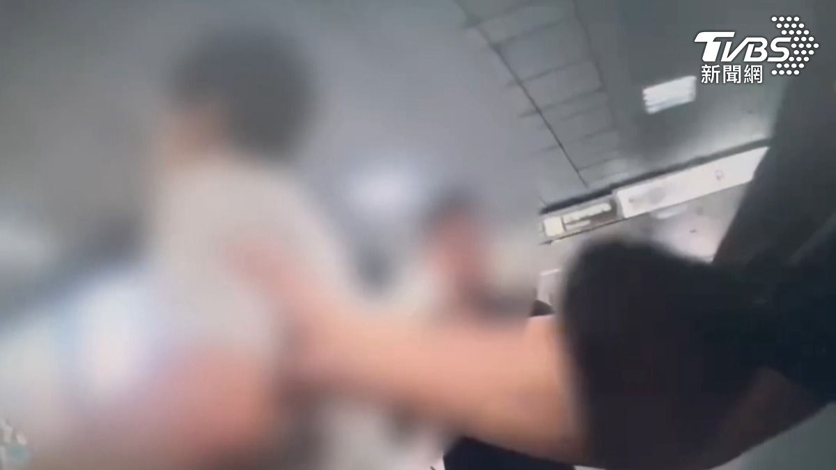 遭砍畫面曝！北車2男1女爆糾紛　他不爽持刀砍友手掌