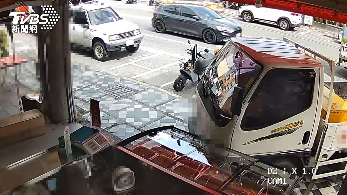 女友排假受委屈!男駕車衝撞冰店、猛砸櫃台 警拔槍制伏