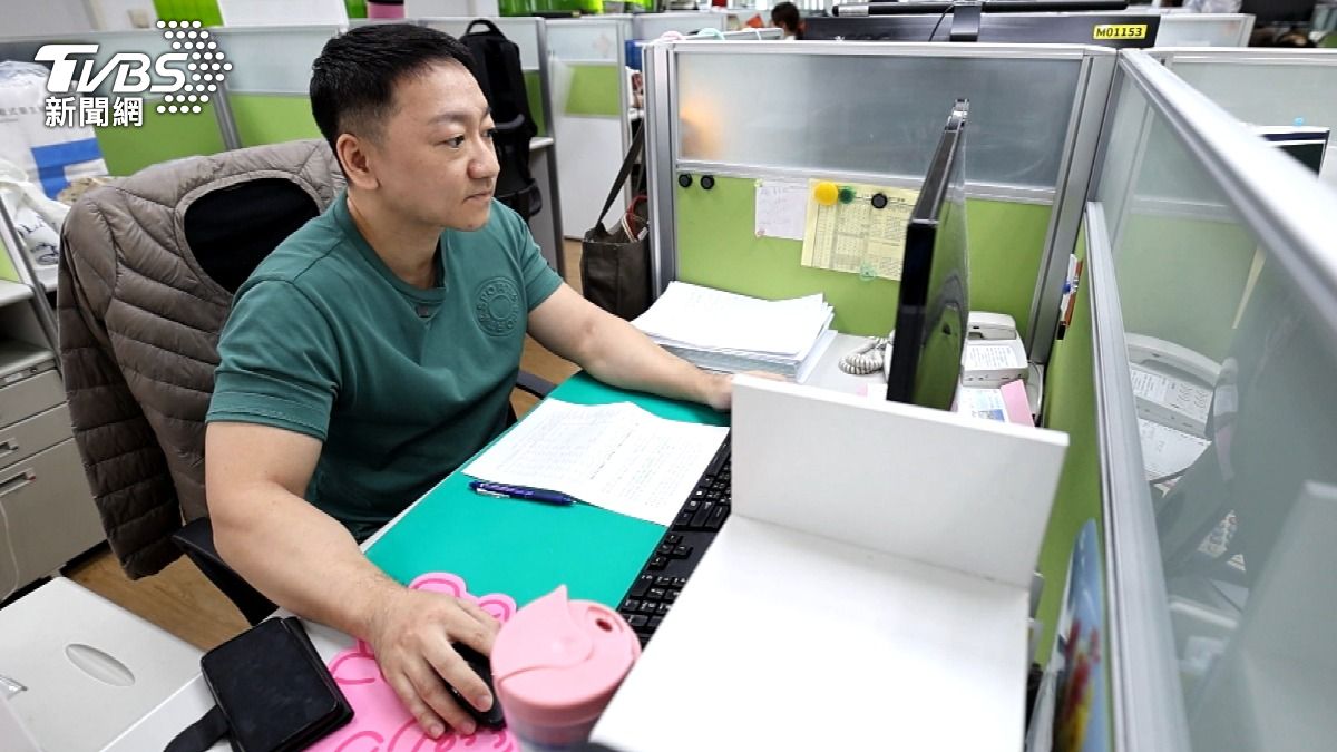 上班族何先生,沒有參與勞動自提,而是放入股市裡。(圖/TVBS)