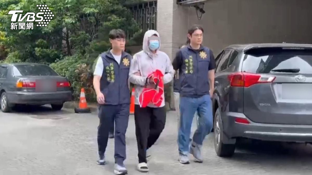 巫姓主嫌(中)和境外詐騙集團合作。(圖/TVBS)