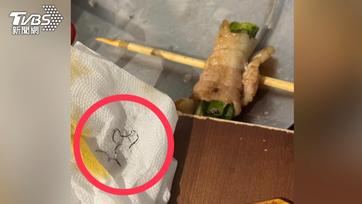 肉串藏「鐵絲」!女顧客舌頭割傷流血,控訴店家消極處理,業者致歉。(圖/TVBS)