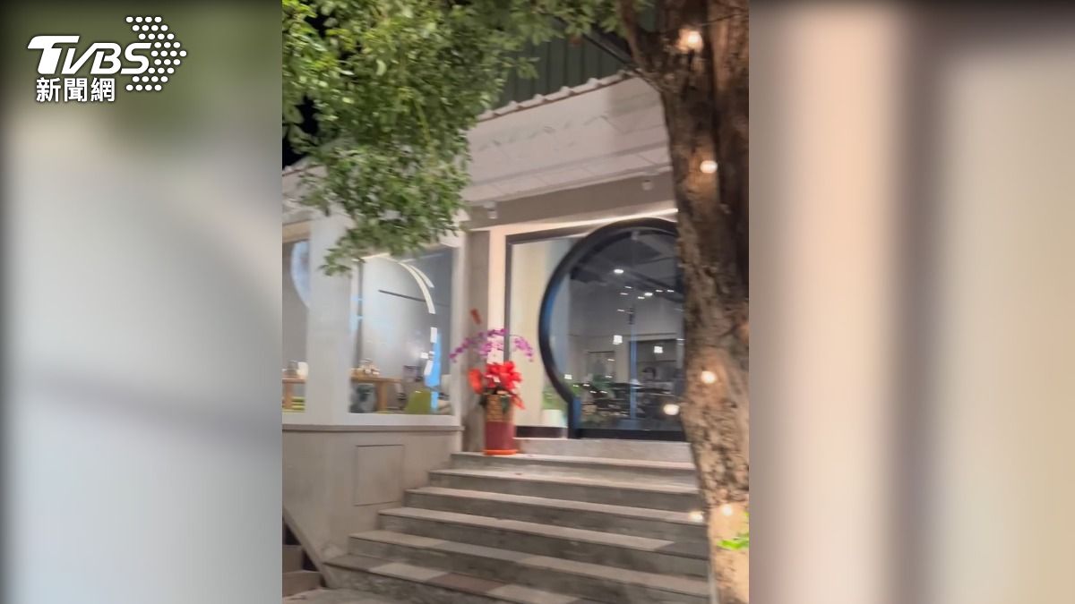 業者承認料理過程有疏失,疑似是鋼刷球卡在烤網上,誠心致歉願意負擔所有醫藥費。(圖/TVBS)