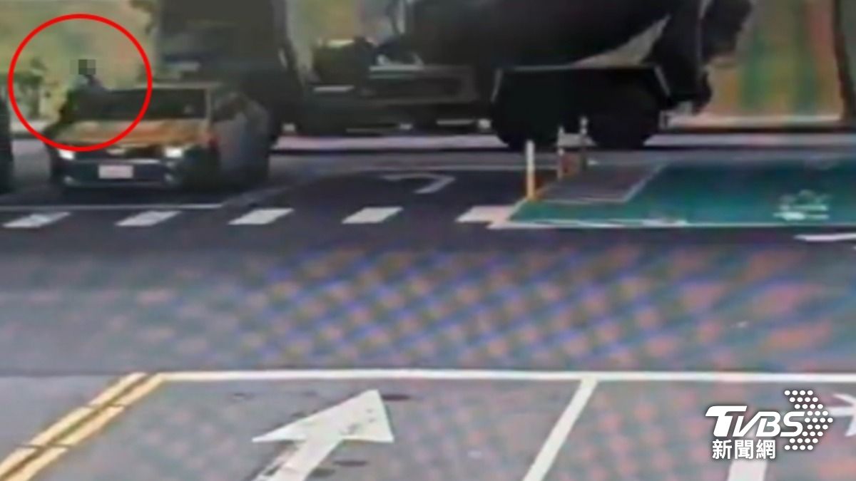 女騎士遭水泥車輾過，卡車底拖行百公尺送醫不治。（圖／TVBS）