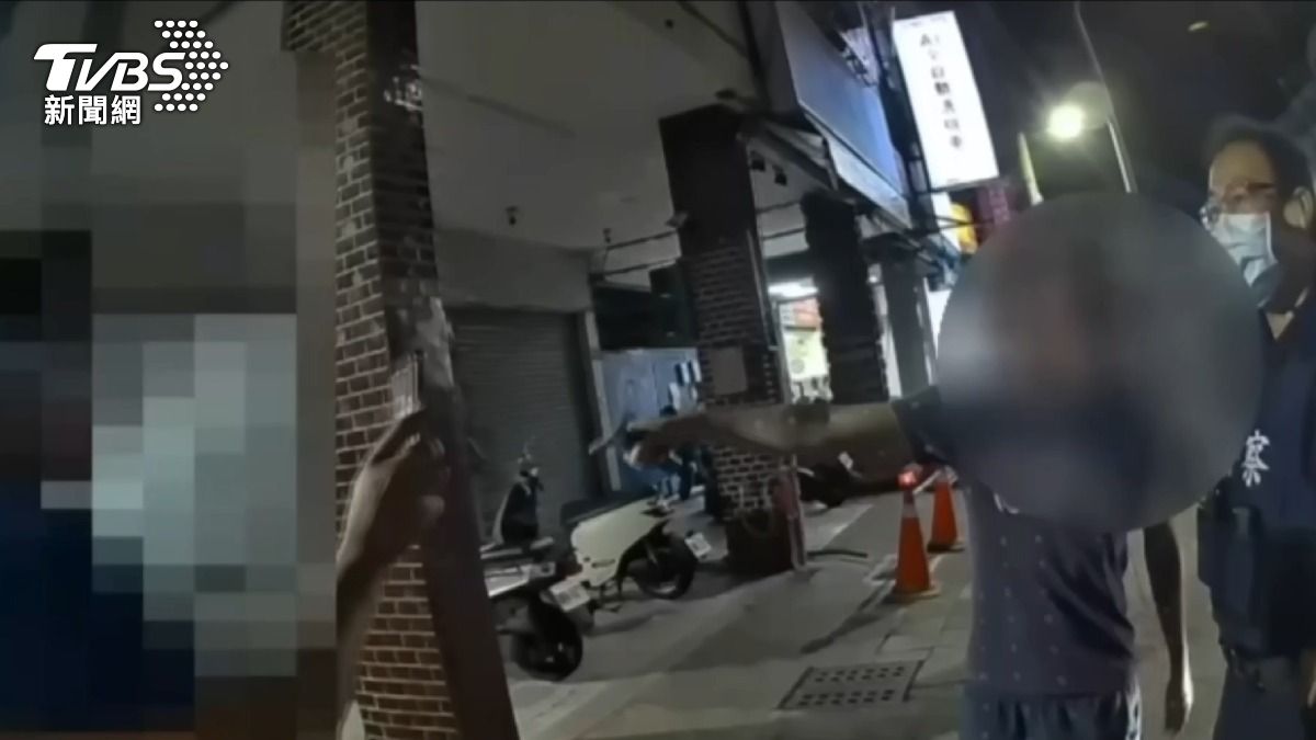 警方到場時,藍衣男子已無騎車行為,步行返回現場。(圖/TVBS)